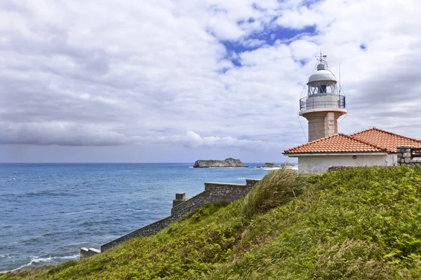 Маяк місті Suances, Кантабрія Іспанія — стокове фото