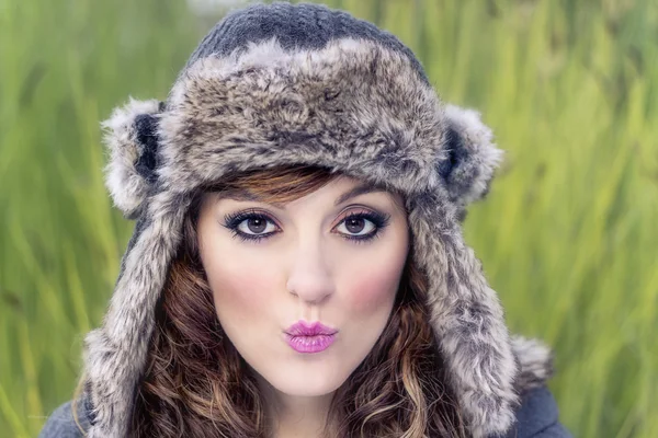 Joven hermosa chica con ropa de invierno —  Fotos de Stock
