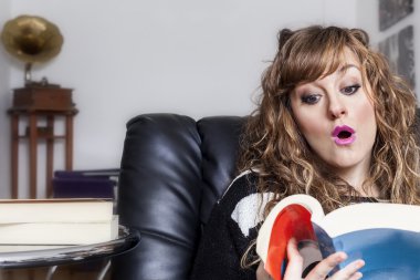 Kitap okuyan genç bir kadın.