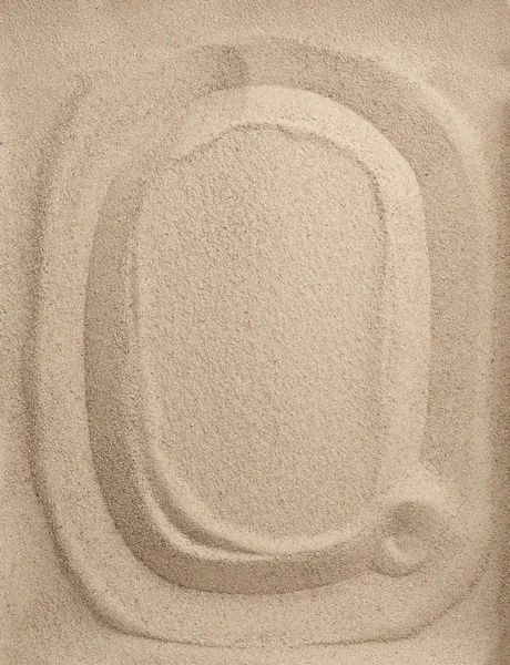 Буква O из песка — стоковое фото