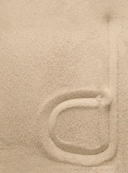 Буква D из песка — стоковое фото