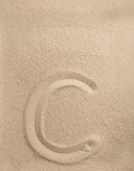Буква С из песка — стоковое фото