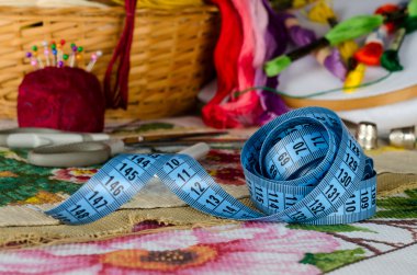 Kanaviçe işi için küme bir arka planda tapemeasure