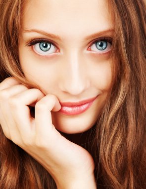 güzel saçlı ve mavi gözlü genç bir kadın portresi