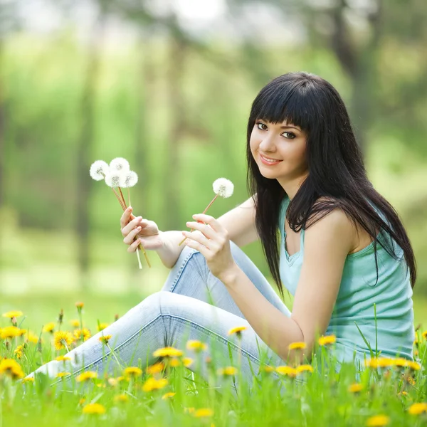 sevimli kadın karahindiba parkta