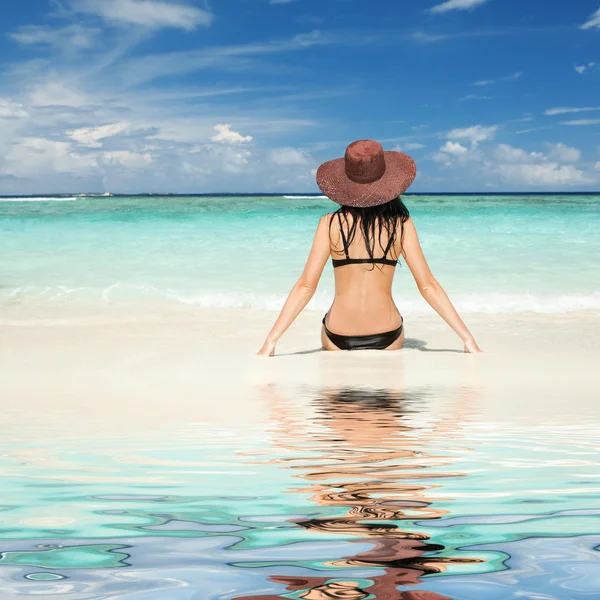 Jonge mode vrouw op het strand — Stockfoto