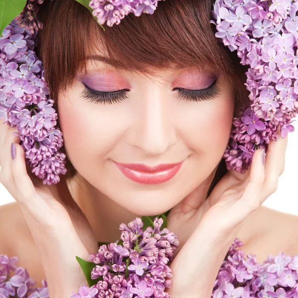 Fiatal nő, lila virágok — Stock Fotó