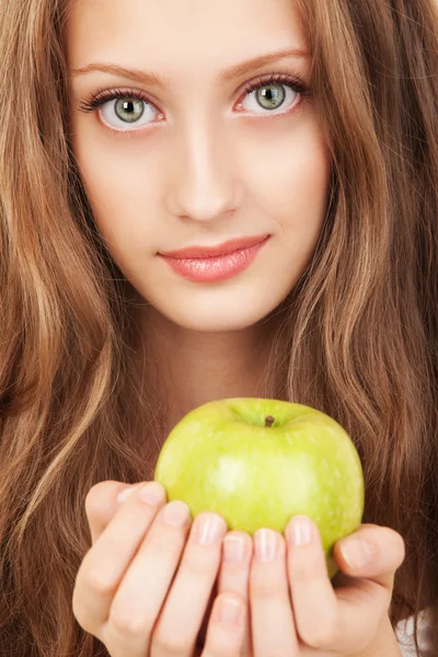 Porträtt av en ung kvinna med grönt äpple — Stockfoto