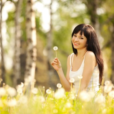 sevimli kadın karahindiba parkta