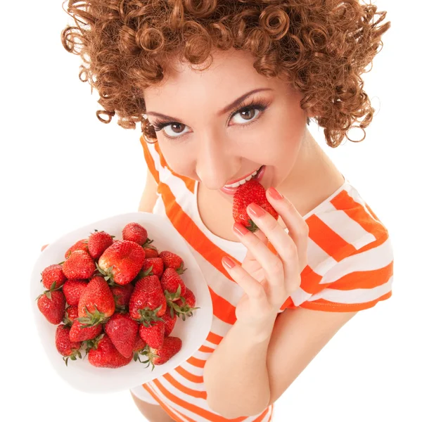 Donna divertente con fragola sullo sfondo bianco — Foto Stock