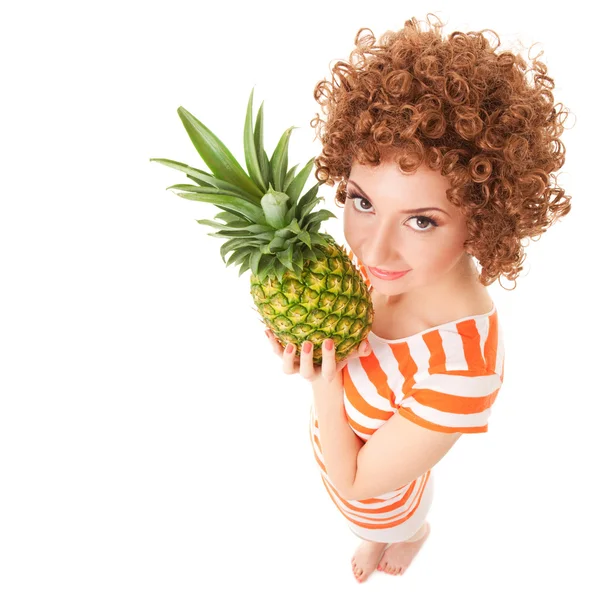 Femme amusante avec ananas sur le fond blanc — Photo