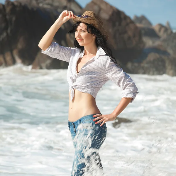 Fashion woman on the beach — Stock Photo, Image