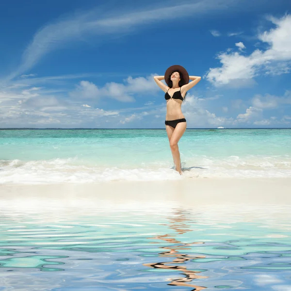 Femme heureuse sur la plage — Photo