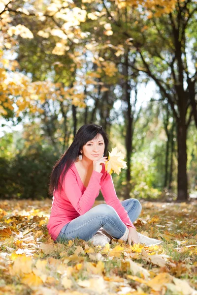 Jeune jolie femme se reposer dans le parc d'automne — Photo