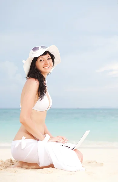 Mulher bonito com laptop branco na praia de verão — Fotografia de Stock