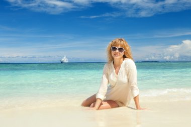 mutlu genç kadın dinlenme Sahilde