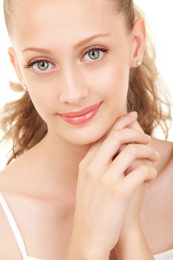 Beyaz arka planda güzel bir kadının portresi.