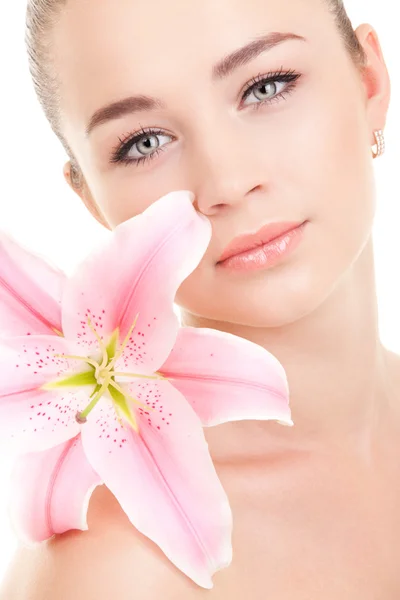 Porträt einer jungen schönen Frau mit Blume — Stockfoto