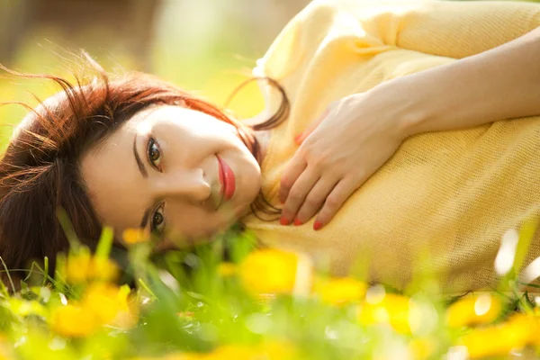 Sweet woman rest in the park — Stock Photo, Image