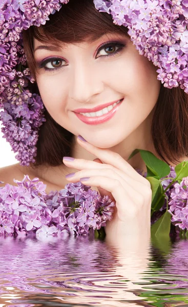 Mujer joven con flores lila —  Fotos de Stock