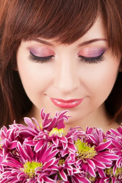 Portret van een jonge mooie vrouw met bloemen — Stockfoto