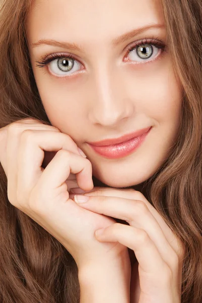 Retrato de una joven con hermosos ojos — Foto de Stock