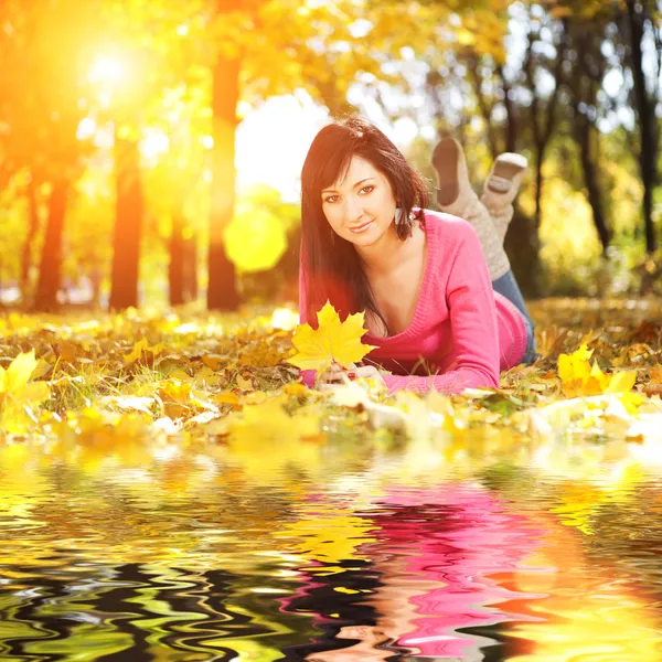 Giovane bella donna riposo nel parco autunnale — Foto Stock