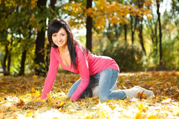 Jeune jolie femme dans le parc d'automne — Photo