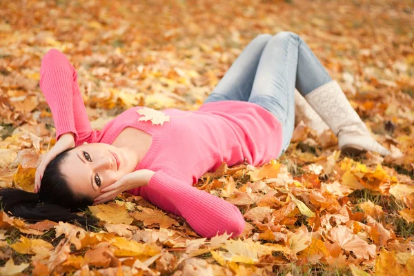 Giovane bella donna rilassarsi nel parco autunnale — Foto Stock