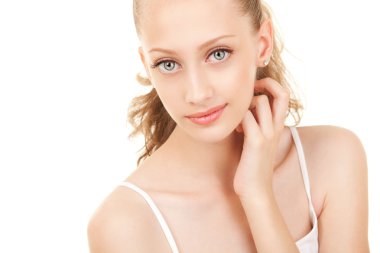 Beyaz arka planda güzel bir kadının portresi.