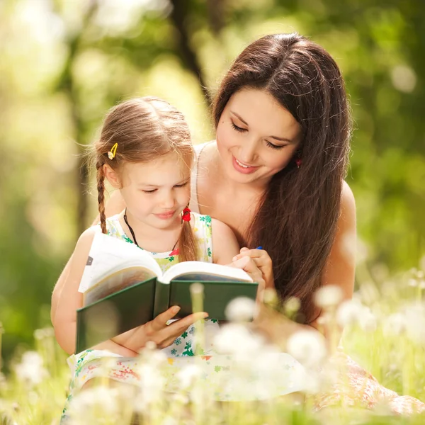 Mãe com filha no parque — Fotografia de Stock