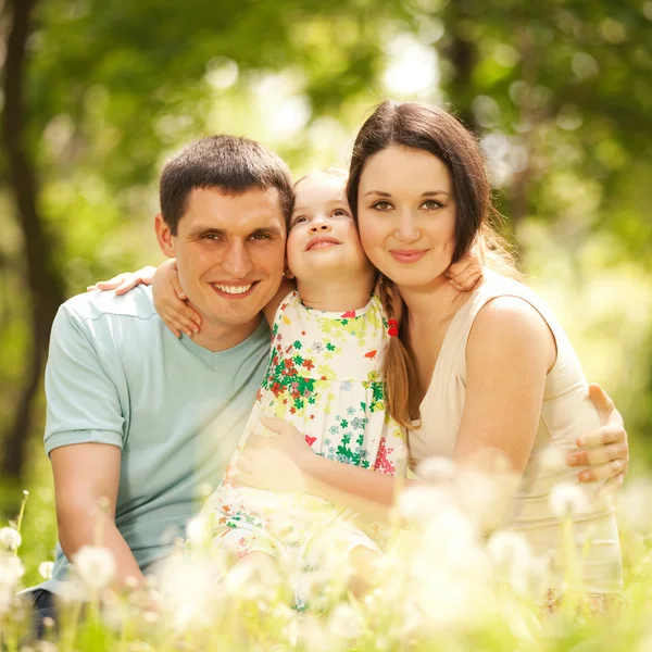 Mãe feliz, pai e filha no parque — Fotografia de Stock