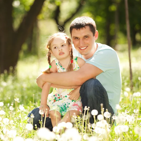 Baba ve kızı parkta.