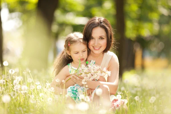 Anne ve kızı parkta.