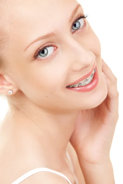 Niedliches Mädchen in Zahnspange auf weißem Hintergrund — Stockfoto