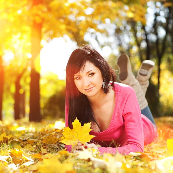 Giovane bella donna riposo nel parco autunnale — Foto Stock