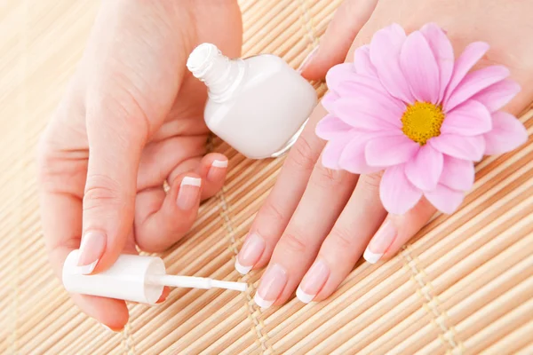 Soins pour les ongles belle femme — Photo