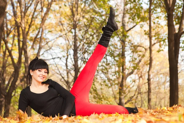 做体育锻炼在秋天公园里的漂亮女人 — 图库照片