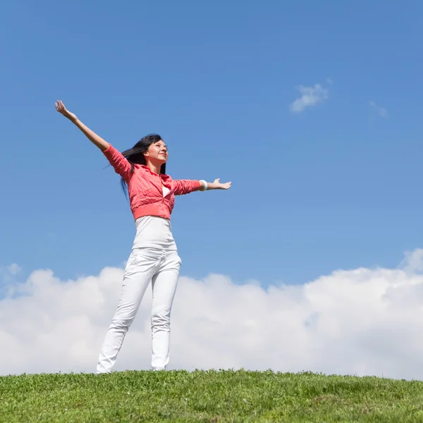 Glückliche junge Frau träumt davon, im Wind zu fliegen — Stockfoto