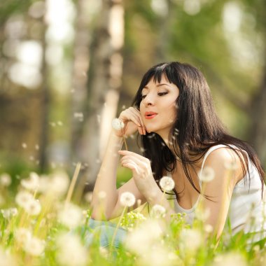 sevimli kadın karahindiba parkta