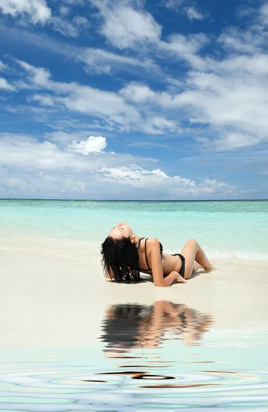性感的女人在海滩上休息 — 图库照片