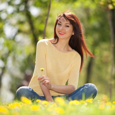 çiçeklerle parkta genç mutlu kadın