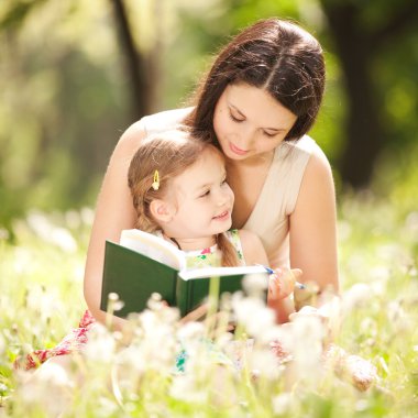 Anne ve kızı parkta.