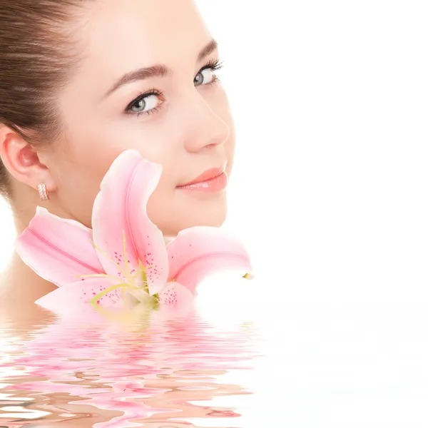 Mulher bonito com flor — Fotografia de Stock