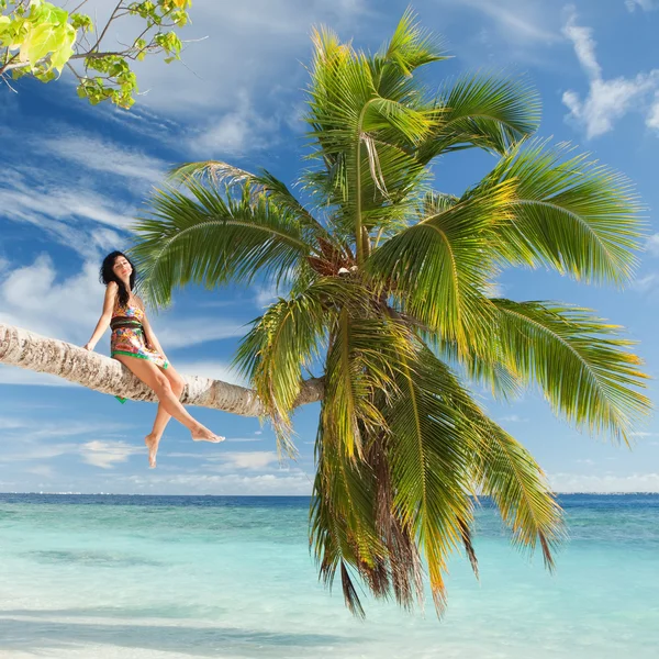 Kumsaldaki palmiye ağacı üzerine siting kadın moda — Stok fotoğraf