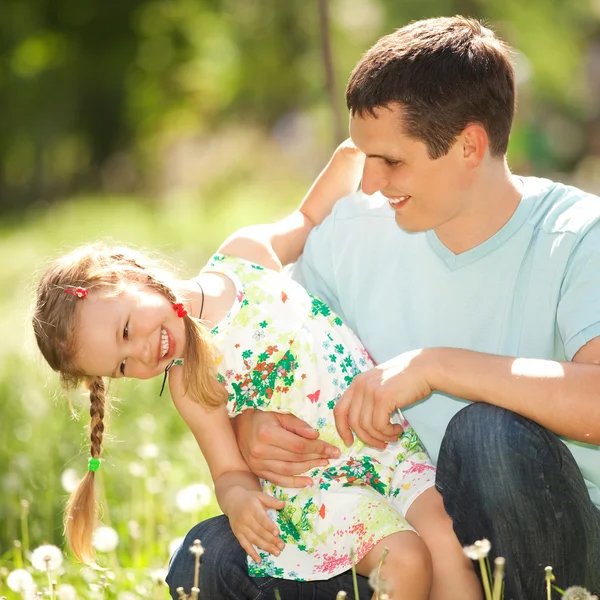 Vader en dochter in het park — Stockfoto