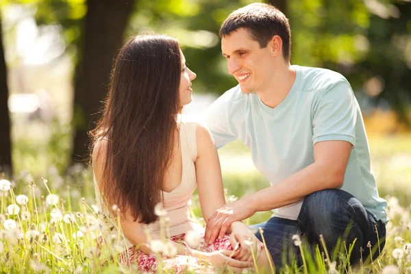 Młoda szczęśliwa para w parku — Zdjęcie stockowe