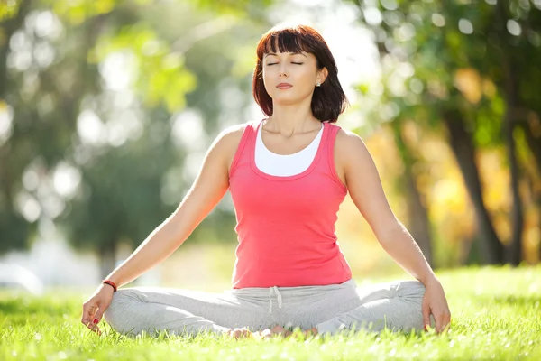 Pretty woman meditate in the park — Stock Photo, Image