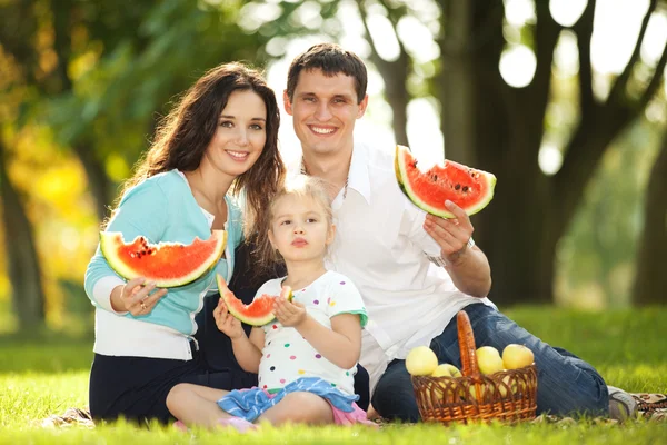Šťastná rodina, na pikniku v zelené zahradě — Stock fotografie
