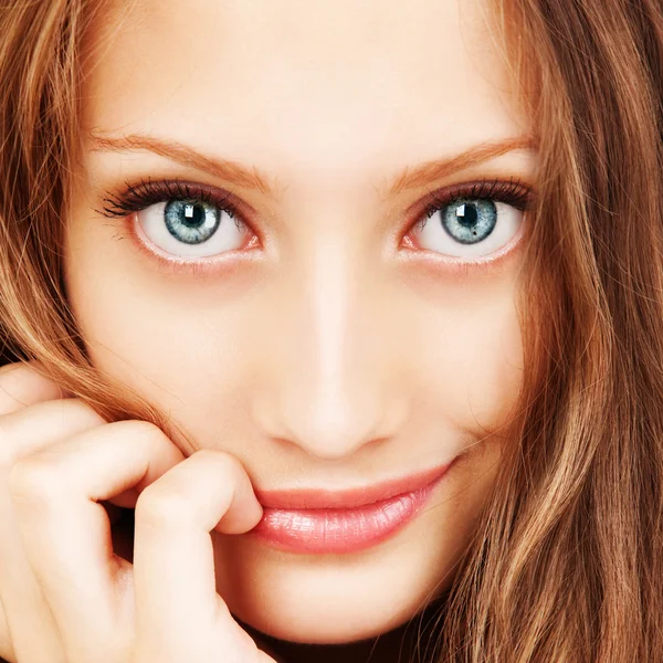 Retrato de una mujer joven con cabello hermoso y ojos azules —  Fotos de Stock